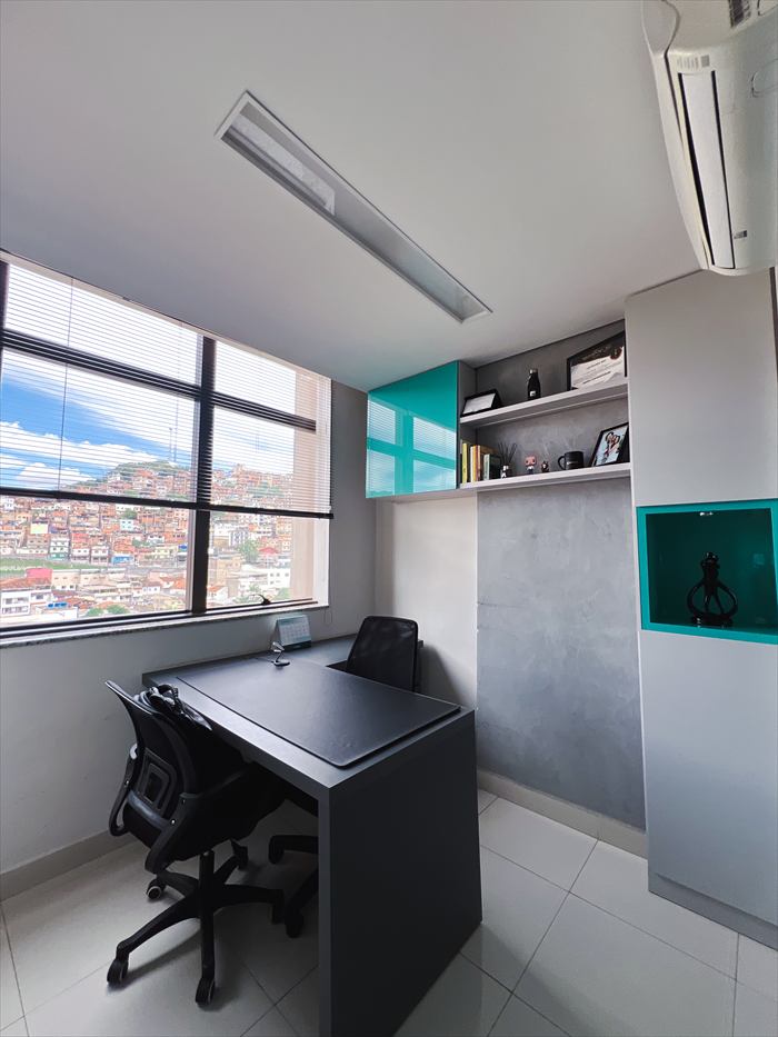 Sala com janela ampla e vista da cidade