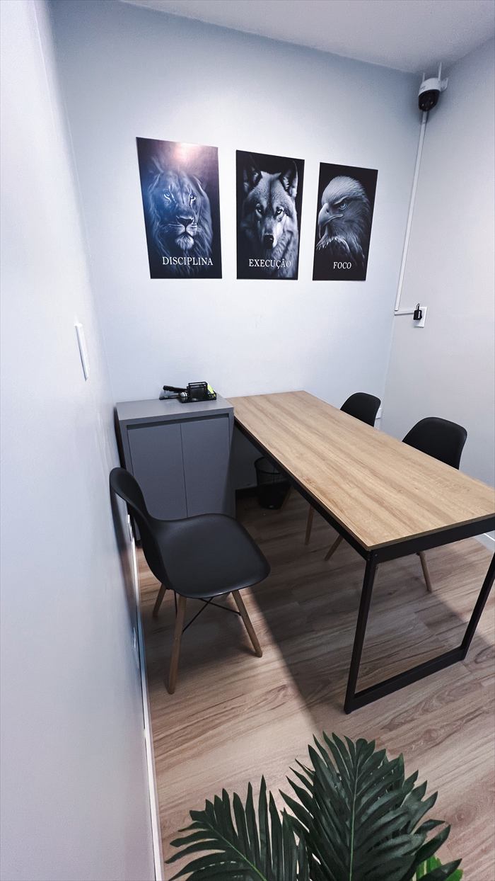 Sala de reunião com mesa grande em Martins Soares
