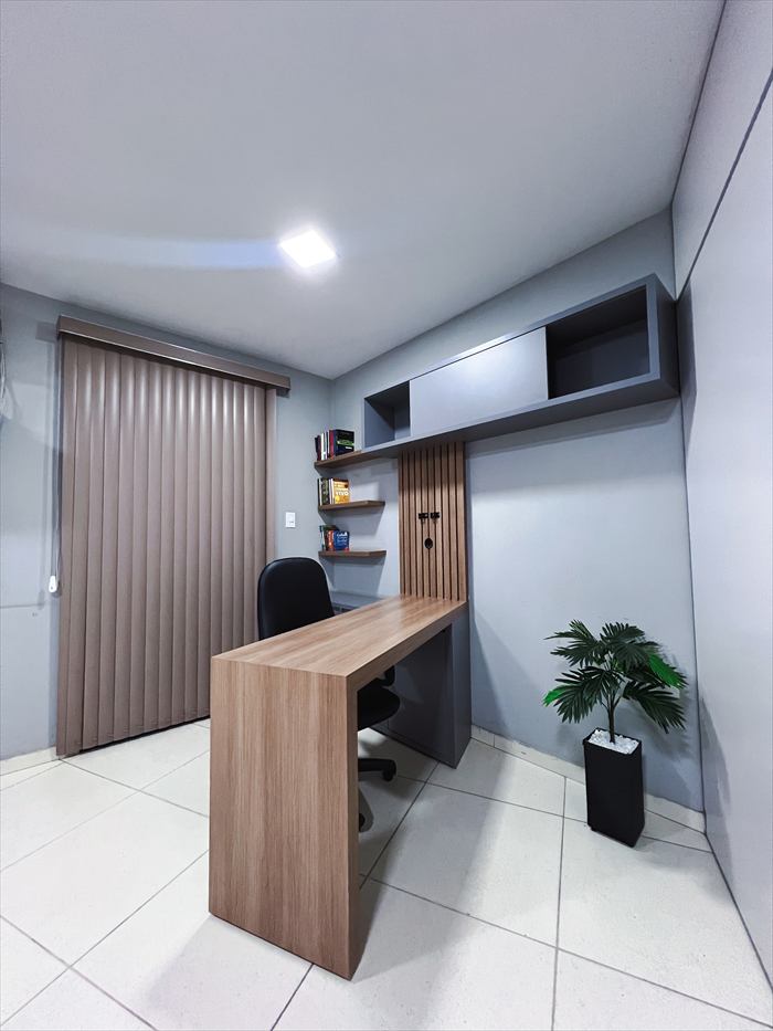 Sala privativa com bancada de trabalho