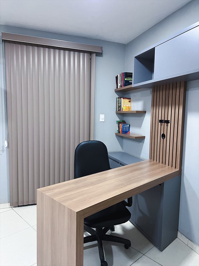 Bancada de trabalho com prateleiras