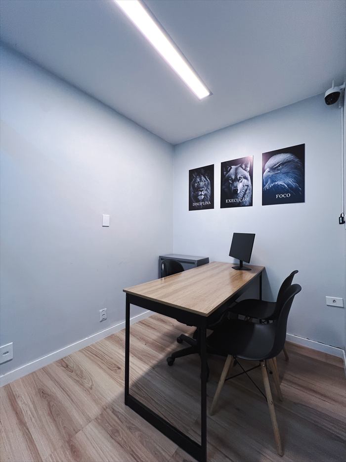 Sala de atendimento com mesa e monitor