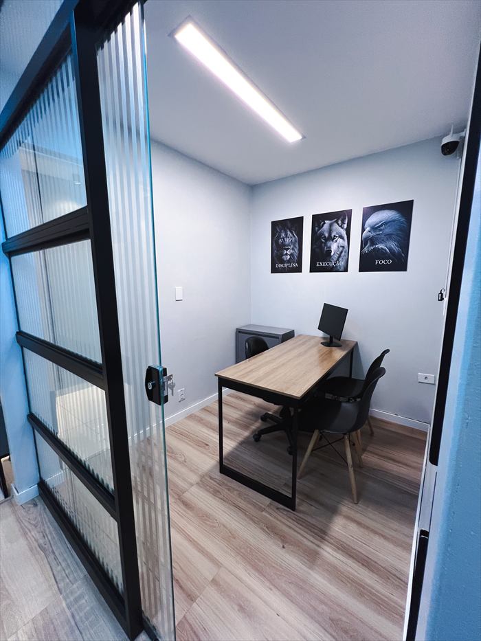 Sala de atendimento vista pela porta de vidro